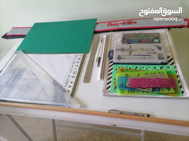 ادوات واثاث رسم هندسي لطالب هندسة العمارة بحالة جيدة، استخدام مهندسة الادوات استخدام بسيط بحالة ة