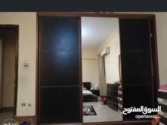 غرفة نوم مودرن بحاله جيده جدا  سرير و دولاب جرار تسريحه