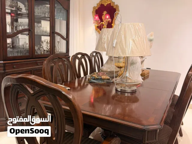 طاولة طعام مع بوفية معرض فاخرة جداً ونوعية راقية جداً