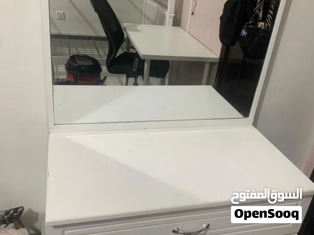 تسريحة مع مراية للبيع