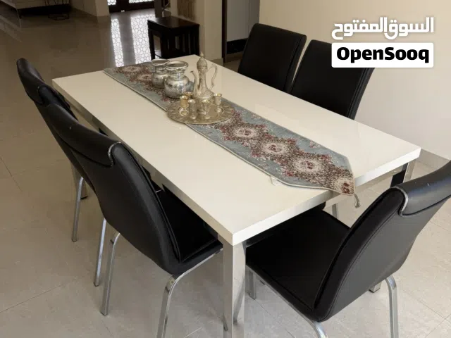 طاولة طعام اون ابيض (الكراسي هديه مع الطاولة)