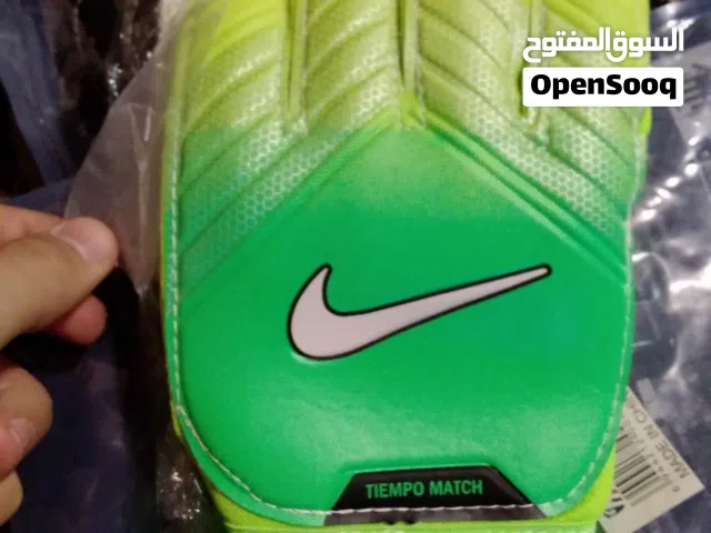 السلام عليكم  موجود قفازات كرة القدم  مقاس 8 ، 9 ،10  السعر 5 دنانير   اصليات بسعر الحرق