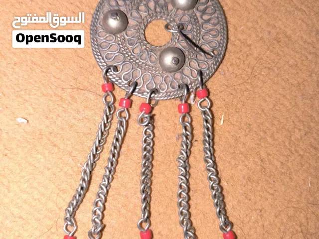 عملات قديمة وحُلية تقليدية قديمة للديكور أو الجمع"