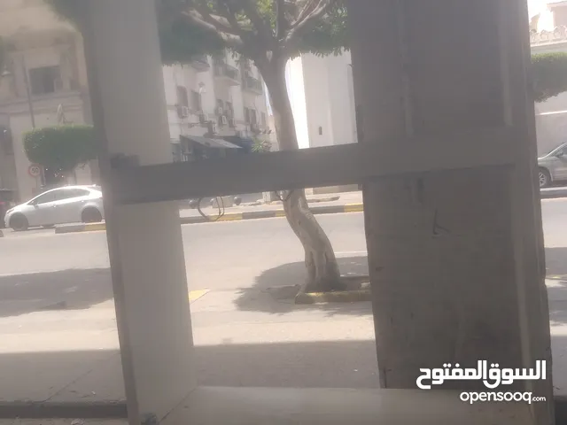 فترينه عرض هواتف او ملابس حاجه نظيفة وجوده ديكور دراجه او الي خدمه خشيب