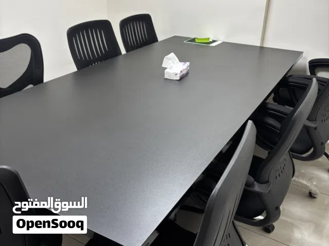 طاولة اجتماعات بحالة الوكالة