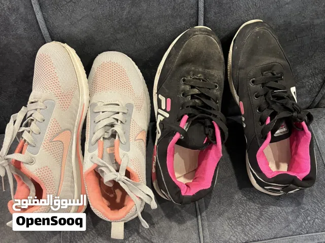 للبيع مجموعه احذيه