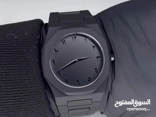 ساعة الترند ب اللون الاسود المطفي و الارقام العربية