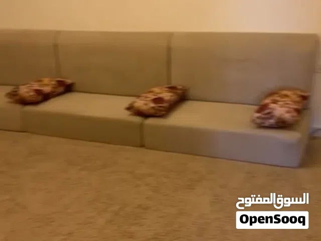 جلسة ارضيه بحالة ممتازه مع بساط