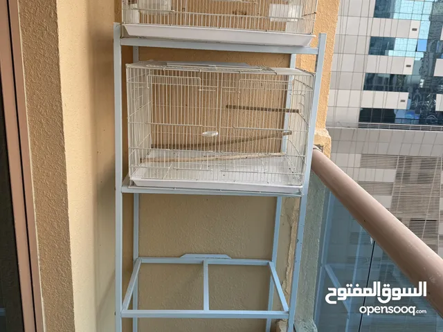 أقفاص طيور مع حامل أقفاص مع مستلزمات طيور