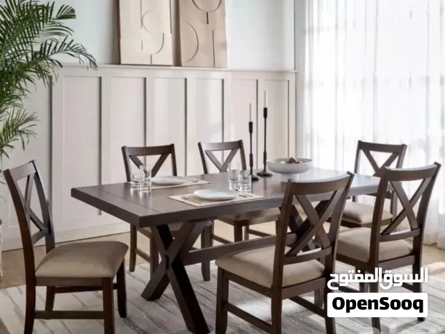 طقم طاولة طعام نظيفة جدا