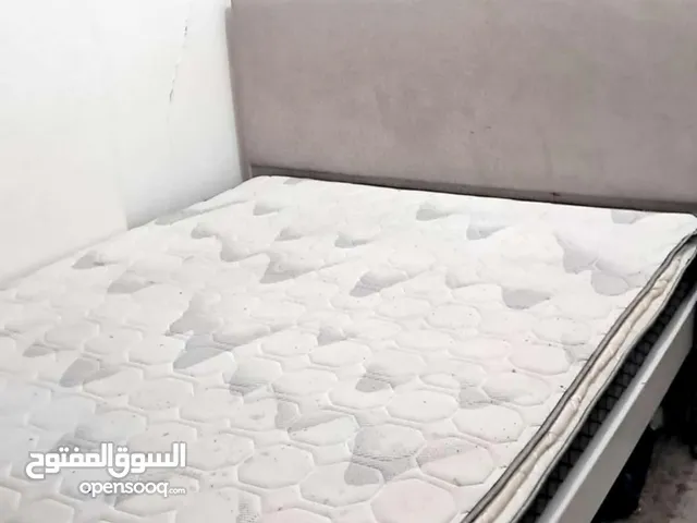 سرير خشب بحالة الجديد تفصال 190 * 160 مع المرتبة شبه جديدة
