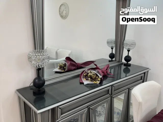 طاولة سفرة 8 مقاعد مع دينسوار وطقم كنب خشب لاتبه
