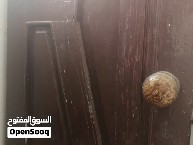 باب خشب في حالة جيدة باالقفص