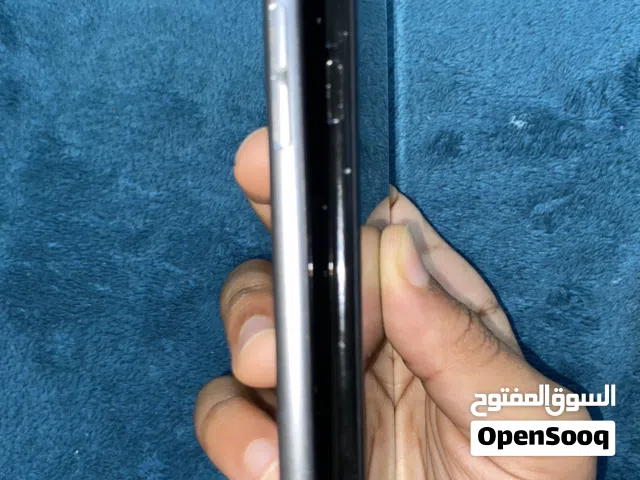 iPhone اثنين نوع سبعة نوع ستة باللونين الاسودوال_ فضي وهما بحالة جيدة جدا ممتازة