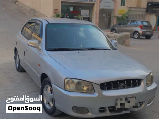 2000 هيونداي فيرنا Standard