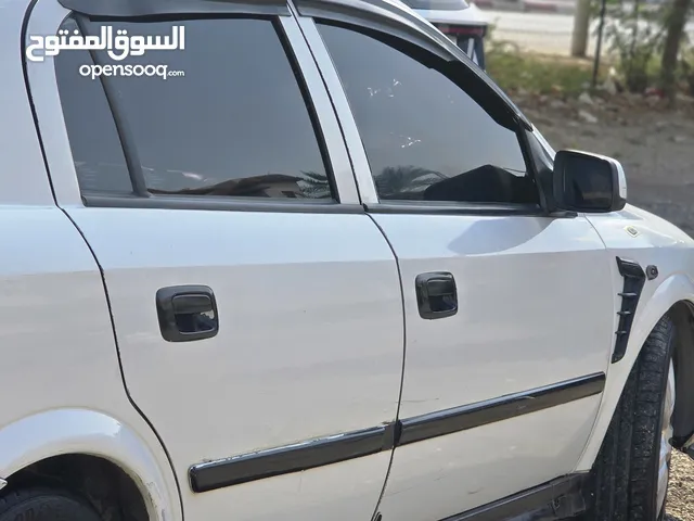 اوبل استرا 2000 جير عادي 1600 بنزين ابيض اللون فتحة سقف