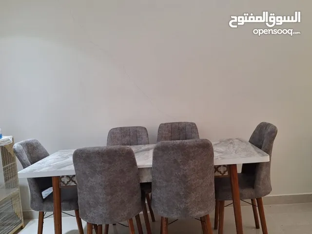 طاوله سفره مع 6 كراسي للبيع مستعمله استعمال بسيط