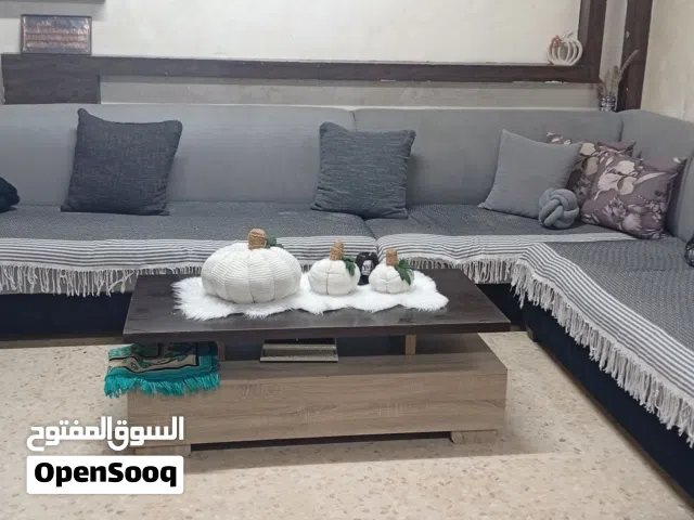 طقمين كنب كورنر سبع قطع تفصيل وليس تجاري مستعمل بحاله جيده لون سكني ثابت والموف متحرك
