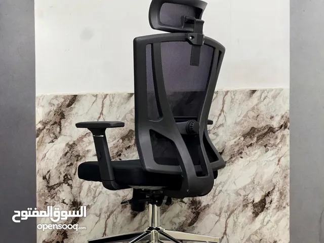 كرسي مكتبي شبكي عصري مصمم ليمنحك أقصى درجات الراحة أثناء العمل أو الدراسة. يتميز بتصميم مريح يدعم ال