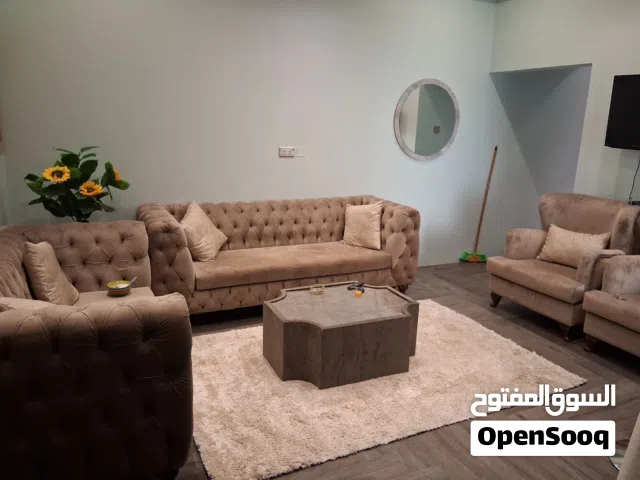 طقم كنب بحالة ممتازة للبيع بسبب السفر 70