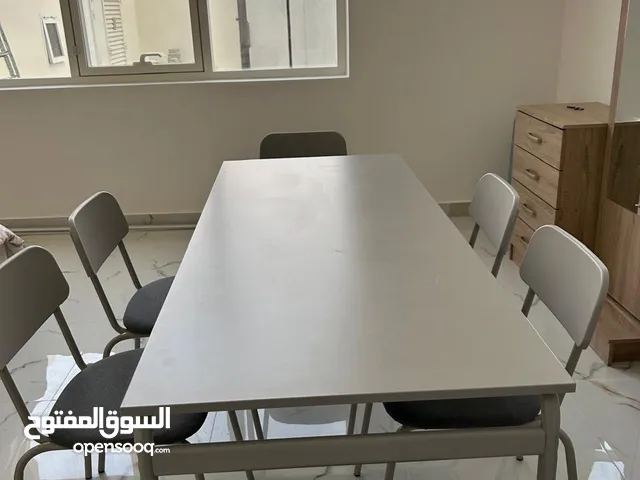 طاولة طعام من ايكيا نظيفة جدا استعمال ثلاث شهور