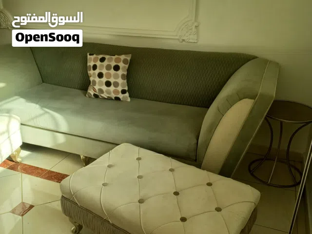 كنبة عدد واحد مع الاثنين يلي في الصورة وطاولة القزاز ايضا