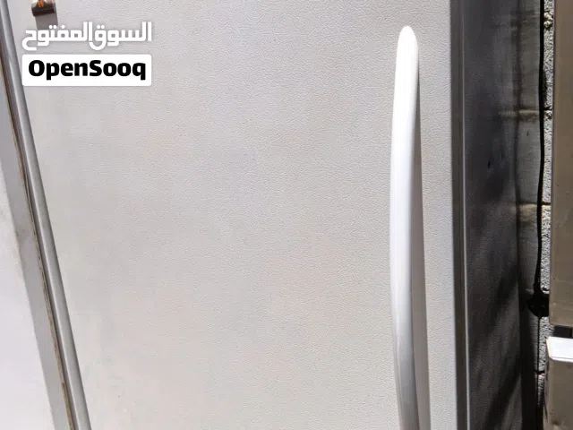 فريزر وقافي نظيف وشغال بدون اعطال وقابل للتفاوض