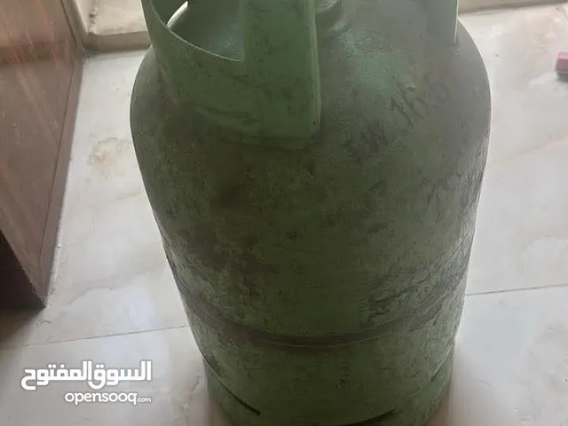 جرة غاز فيها فوق نصها