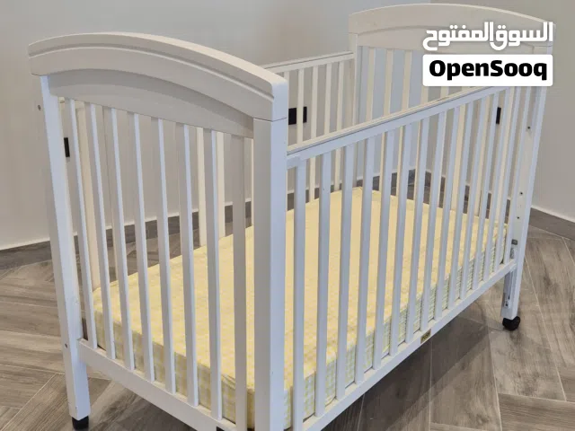 JUNIORS High Quality Baby Crib سرير أطفال ماركة جونيورز عالي الجودة شبه جديد