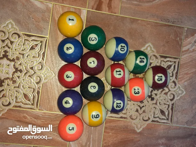 كرات بلياردو نظيفة جداً