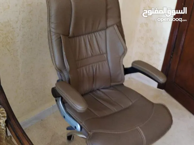 كرسي مكتب جلد طبيعي مميز