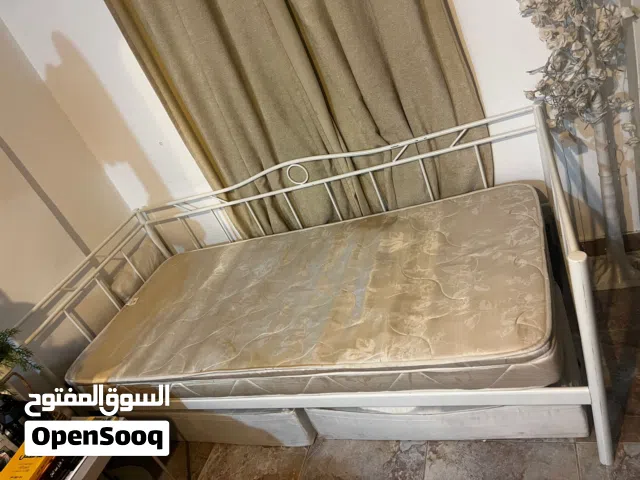 للبيع كنبة سرير إيكيا حديد لون أبيض مع مرتبة