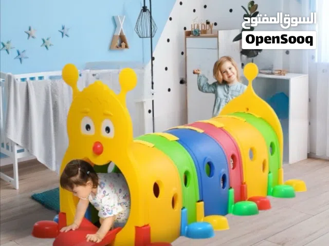 نفق اليرقة الملون (Caterpillar Tunnel)** الشهير، وهو من أكثر الألعاب طلباً للحضانات والمنازل