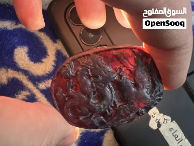 حجر أسطوريّ أسود يشف احمر