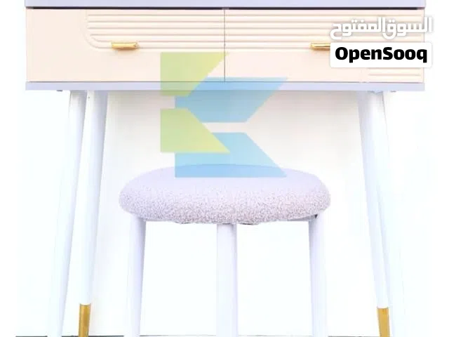 طاولة تزيين مزودة بمرآة وإضاءة LED Dressing table with miror led light