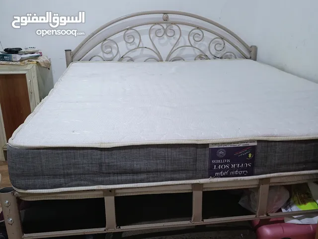 سرير حديد مقاس 190في 180 مع مرتبة ممتازة جدا  السرير قوي جدا وعالي عن الأرض متاح التخزين تحته
