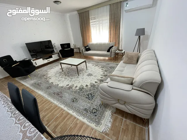 غرفة جلوس: 4 كراسي+ 2 قنفة ميز صغير + 2 كرسي