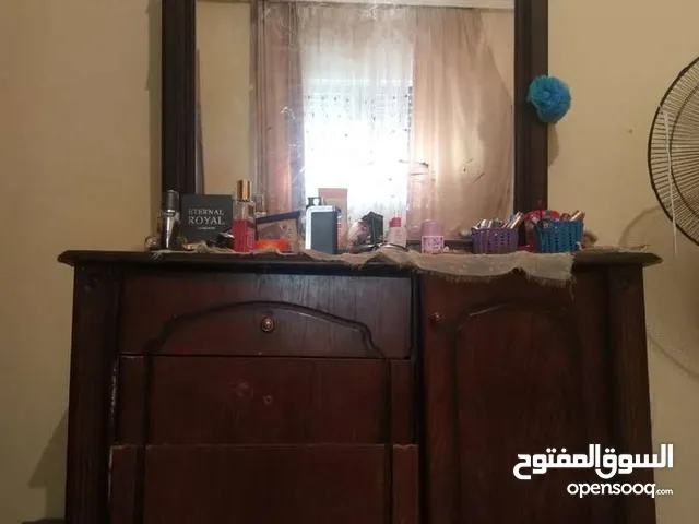 غرفة نوم تفصيل بحالة ممتازة للبيع وممكن بيع خزانة او سرير لحال