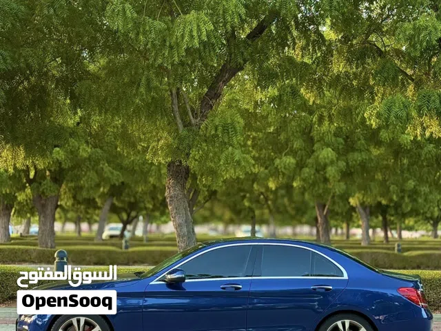 مرسيدس C300 موديل 2018 بحادث بسيط وبلون أزرق ديواني مميز فص واحد قمة في النظافة