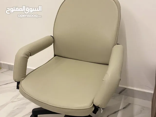 كرسي مكتبي مريح ونظيف، شبه جديد وسعره أقل من السوق! فرصة للي بيدو يشتري بسرعة