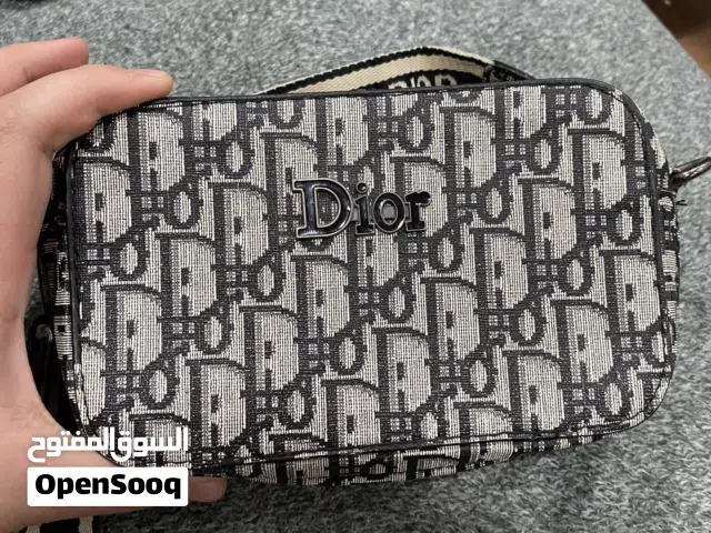 شنطه ماركه ديور الفرنسيه بالون الذهبي و الكثير من أماكن التخزين الداخليه والخارجيه وفيها جيوب سريه