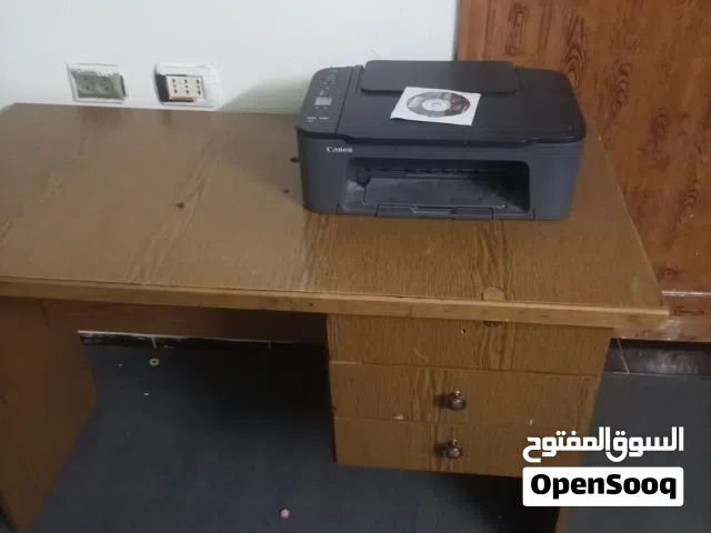 طاوله مكتب او كمبيوتر حسب الحاجه مع طابعه بدها حبر شغاله