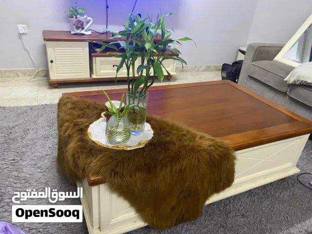 طاولة قهوة (80X130) السعر 20 ريال طاولة تلفاز 139X38 السعر 15 دولاب يأتي مع طاولة الطعام السعر 25