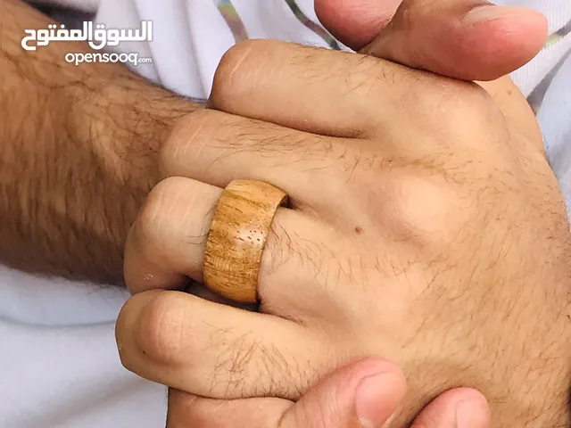 دبلة خشبية نبيلة صناعة يدوي شاكة مختلفةً توصيل مجانًا للمترو