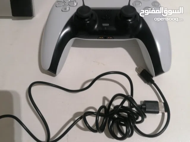 يد بلاستيشن 5 نضيفها مستعمله شهر واحد بس