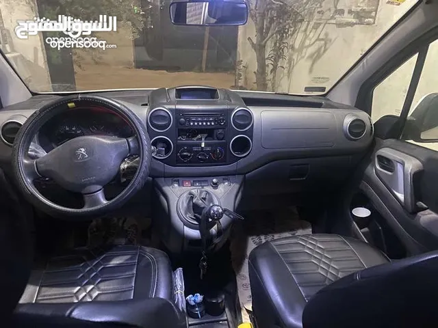 بيجو بارتنر 2017 ترخيص 2016 لون ابيض متور 1600 سيارة نظيفة افحص وين مبدك