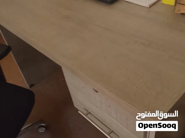 مكتب رمادي