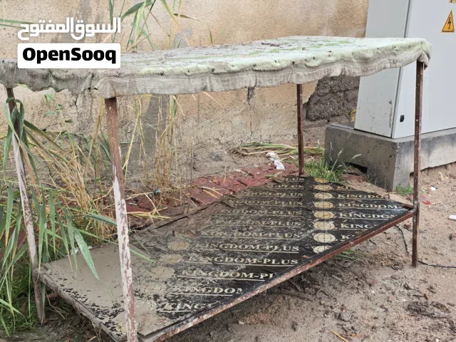 ميز حديد ثقيل شغل مضبوط بي بلوك فوك وجوة العرض متر و70 تقريبا ولطول مترين