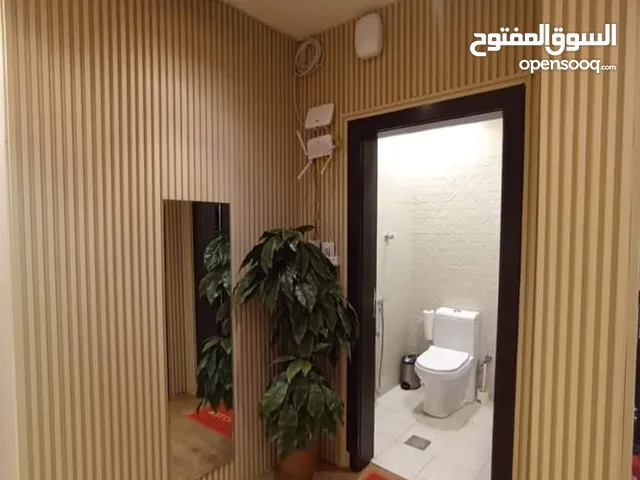 شقة في الرياض حي العليا مفروشه غرفة وصالة ومطبخ وحمام الايجار 1700ريال شهري شامل موي وكاهربه