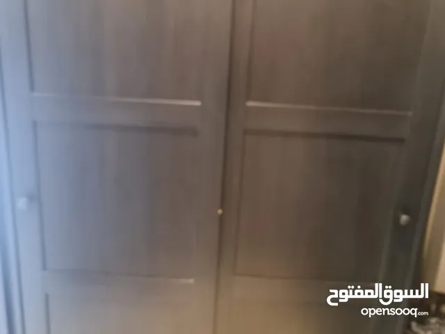 خزانة خشب سحابات بحالة سليمة